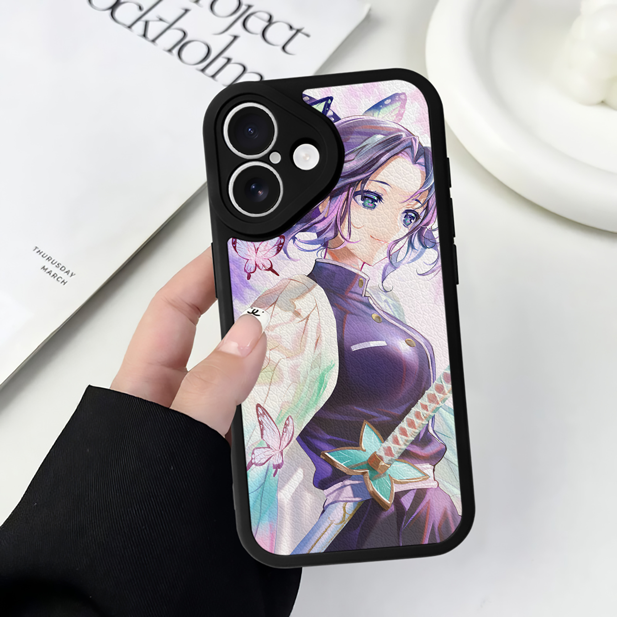 （画像用） 鬼滅の刃（きめつのやいば）蟲柱-胡蝶 しのぶ／こちょう しのぶ Kochou Shinobu 【iPhone 16シリーズ対応】シリコンスマホケース（レザー調） 材質：シリコン